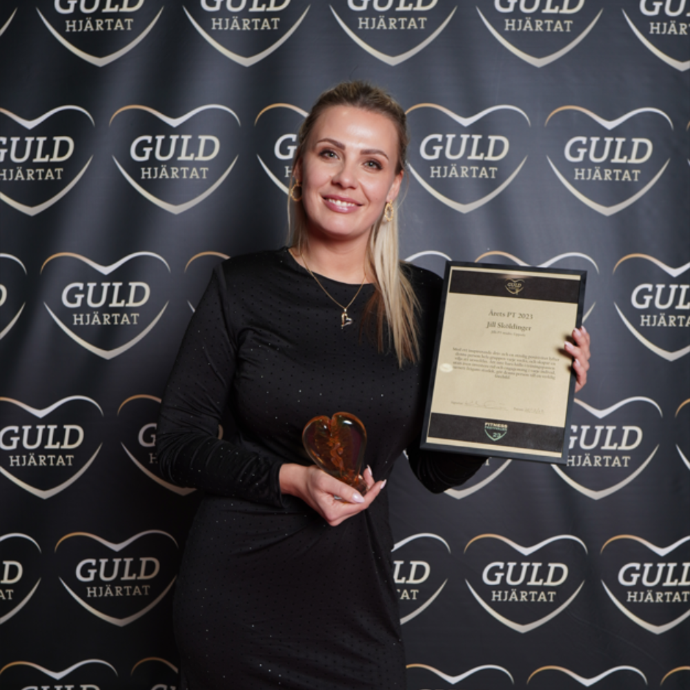 Jill Sköldinger visar upp sitt guldhjärta och diplom